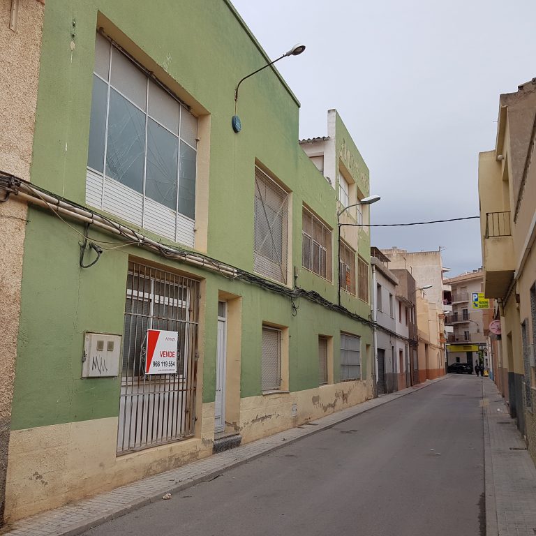 Nave en el centro de Sax