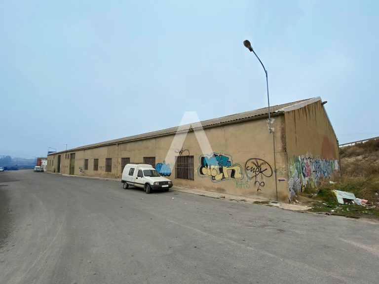 Nave de 1.200 m2 cerca autovía